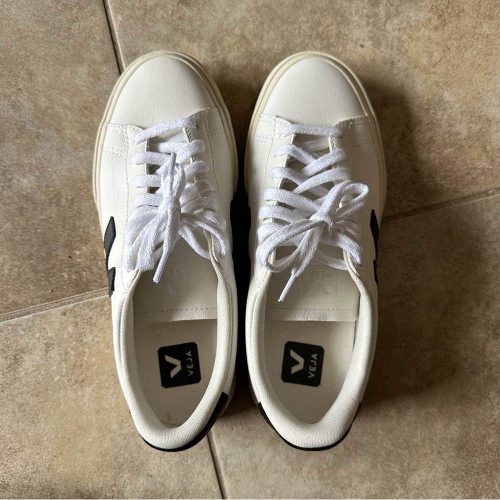 SO PERFECT WOMENS VEJA V-10 WHITE W/ BLACK LEATHER SNEAKERS SHOES SZ 8 - Picture 4 of 7
